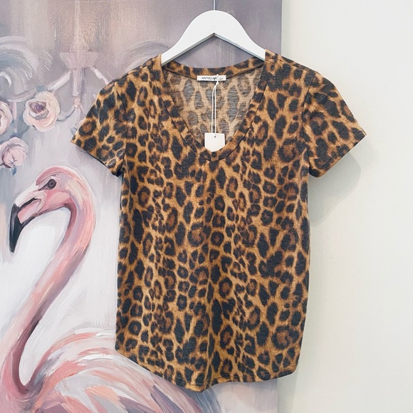 NWT Leopard V-Neck Tee - Picture 2 of 4